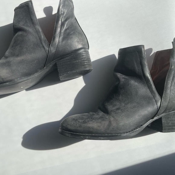 Jeffrey Campbell Oriley Bootie. Women's Size 7. - Picture 3 of 7